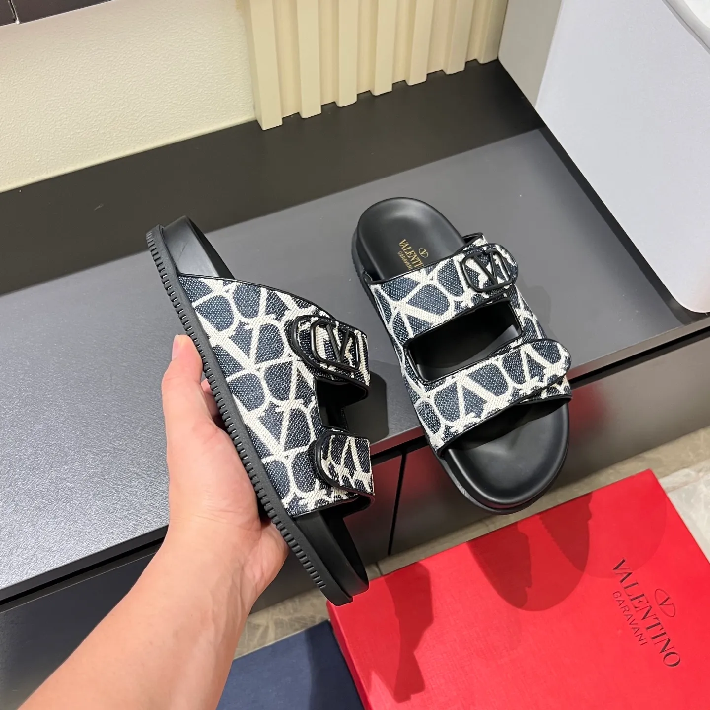 p300《VALENTINO》Warren Men🧍‍♂️Spring and Summer New Style. Cowhide logo flat slippers, elegant sandals, the same style worn by celebrities, original molding, imported calfskin. Rubber outsole. Soft and durable, full set of counter packaging, 38-44!
